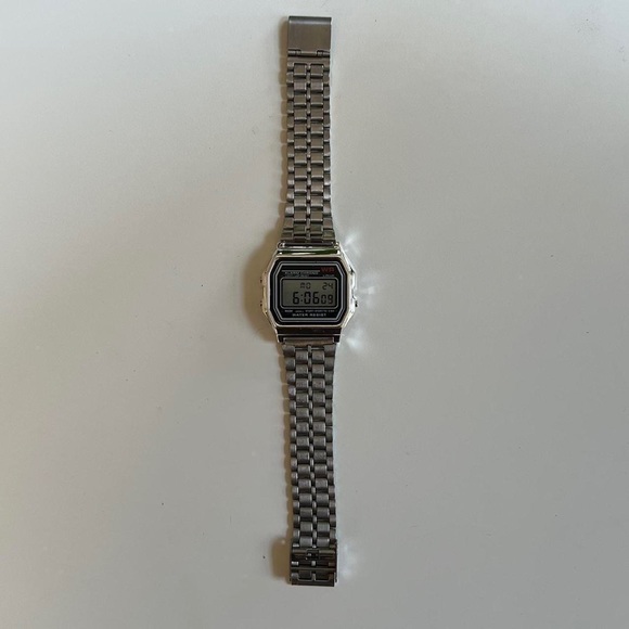 y2k 2000s vintage retro casio style silver water proof stainless steel watch - Picture 4 of 6
